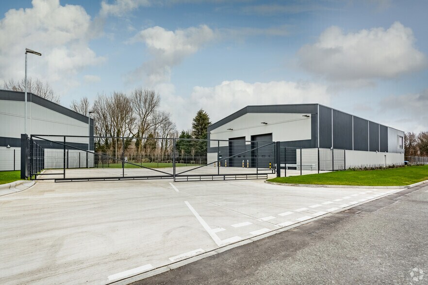 Manchester Rd, Manchester for lease - Building Photo - Image 3 of 5