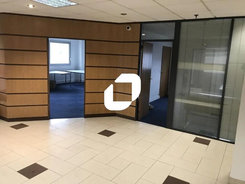 Bureau dans Croissy-Beaubourg à louer - Photo intérieure - Image 2 de 9