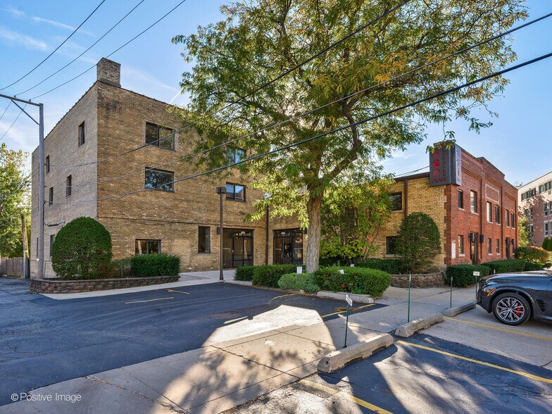 660 LaSalle Pl, Highland Park, IL à vendre - Photo du bâtiment - Image 3 de 86
