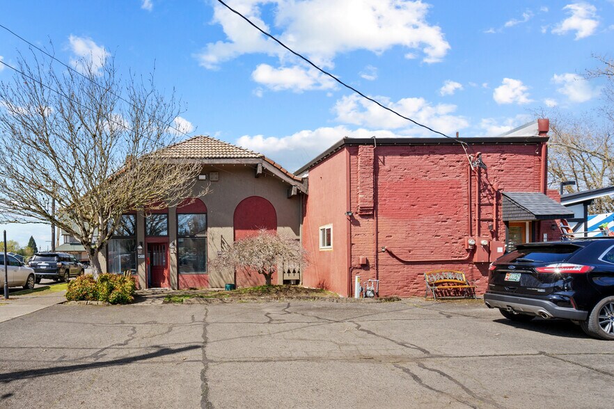 215-225 N Main St, Mount Angel, OR à vendre - Photo du bâtiment - Image 3 de 20