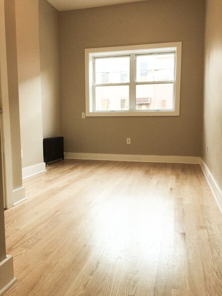 561 Fairview Ave, Ridgewood, NY for sale - Interior Photo - Image 2 of 15