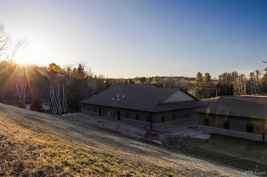 1655-1665 Commerce Dr, Marquette, MI à louer - Photo du bâtiment - Image 2 de 12