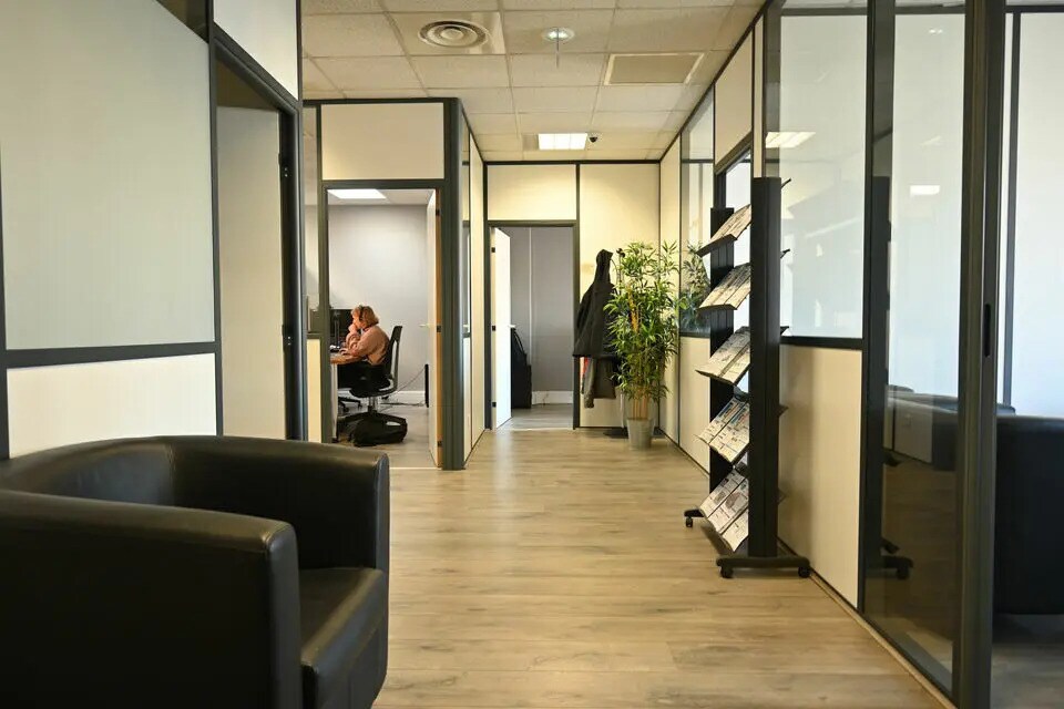 Office in Lyon for sale Interior Photo- Image 1 of 13