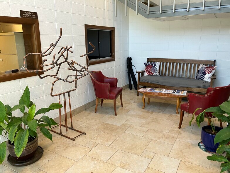 Mid Town Metro Plex portefeuille de 3 propriétés à vendre sur LoopNet.ca - Photo du bâtiment - Image 3 de 16