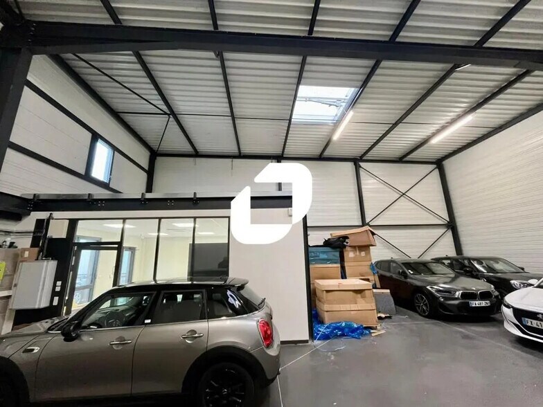 Office in Chassieu for lease - Building Photo - Image 3 of 8