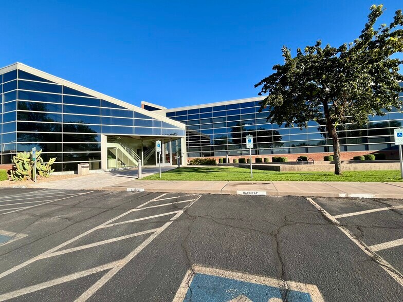 7320 E Butherus Dr, Scottsdale, AZ à louer - Photo du bâtiment - Image 1 de 17