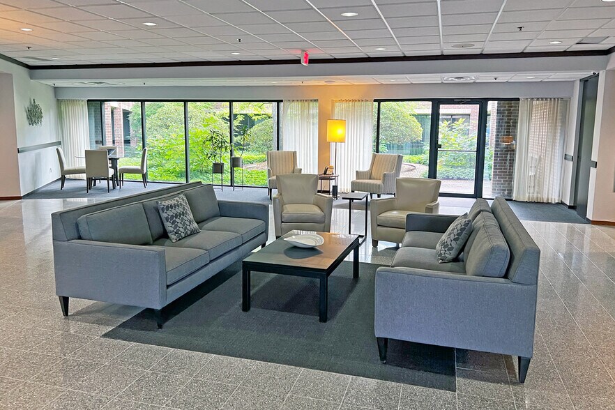 7 W Square Lake Rd, Bloomfield Hills, MI à louer - Photo intérieure - Image 3 de 12