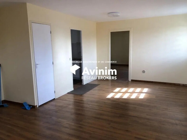 Flex in Saint-Witz for lease - Interior Photo - Image 1 of 20