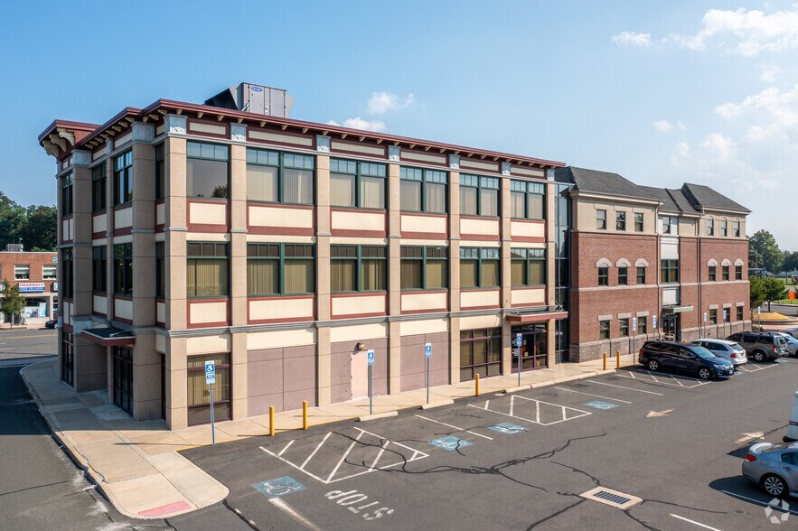 893 Main St, East Hartford, CT à louer - Photo du bâtiment - Image 2 de 17