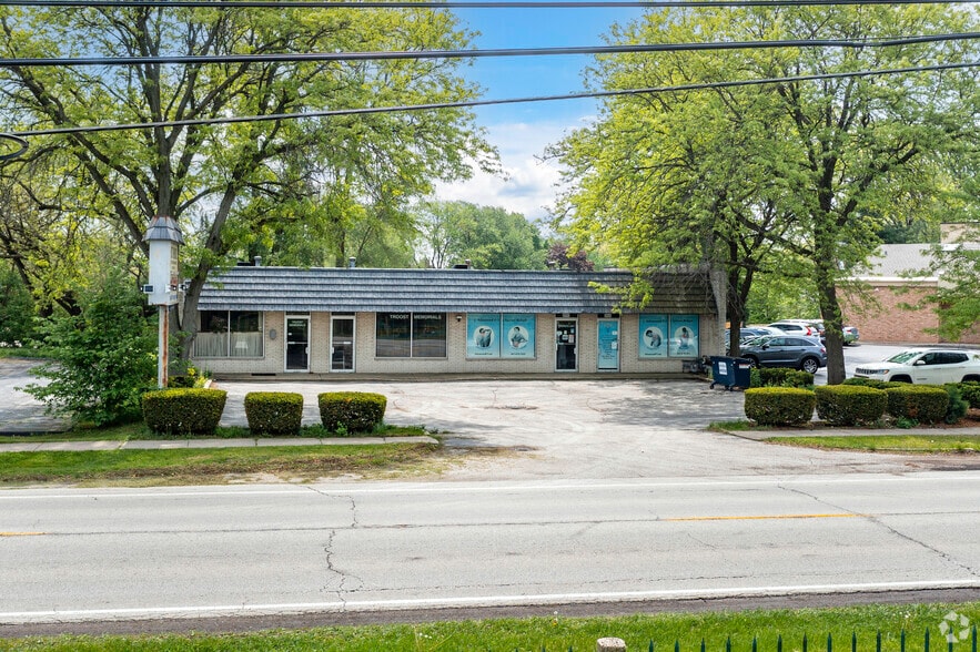 9849-9853 Gross Point Rd, Skokie, IL for lease - Building Photo - Image 3 of 4