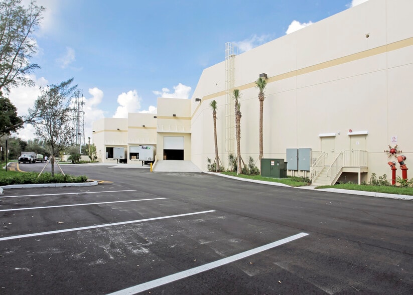 4701 NW 103rd Ave, Sunrise, FL à louer - Photo du bâtiment - Image 3 de 7