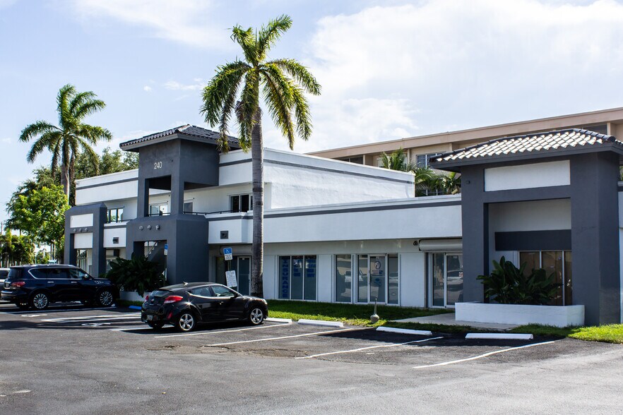 240 Old Federal Hwy, Hallandale Beach, FL à louer - Photo du bâtiment - Image 3 de 5