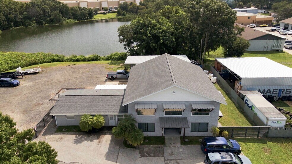 1345 N Falkenburg Rd, Tampa, FL à louer - Photo du bâtiment - Image 1 de 16