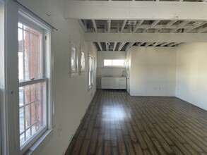 119 W 36th Pl, Los Angeles, CA for lease Interior Photo- Image 1 of 5