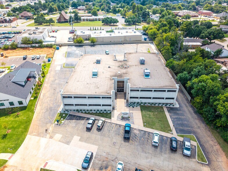 11032 Quail Creek Rd, Oklahoma City, OK à vendre - Photo du bâtiment - Image 3 de 9