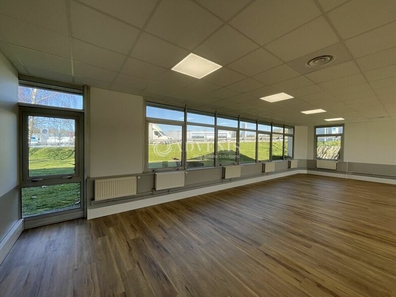 Office in Roissy-en-France for lease - Interior Photo - Image 3 of 9