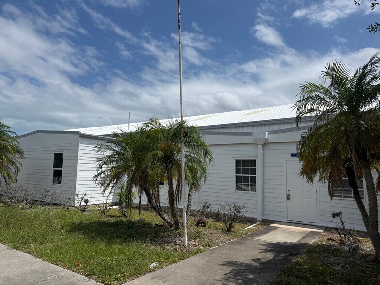 926 Old Dixie Hwy, Vero Beach, FL à louer - Photo du bâtiment - Image 3 de 16