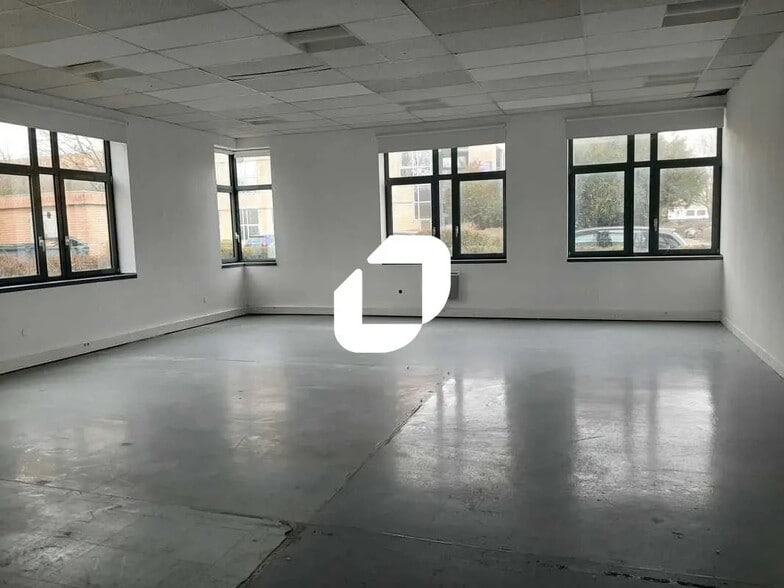 Flex in Montigny-le-Bretonneux for sale - Building Photo - Image 2 of 8