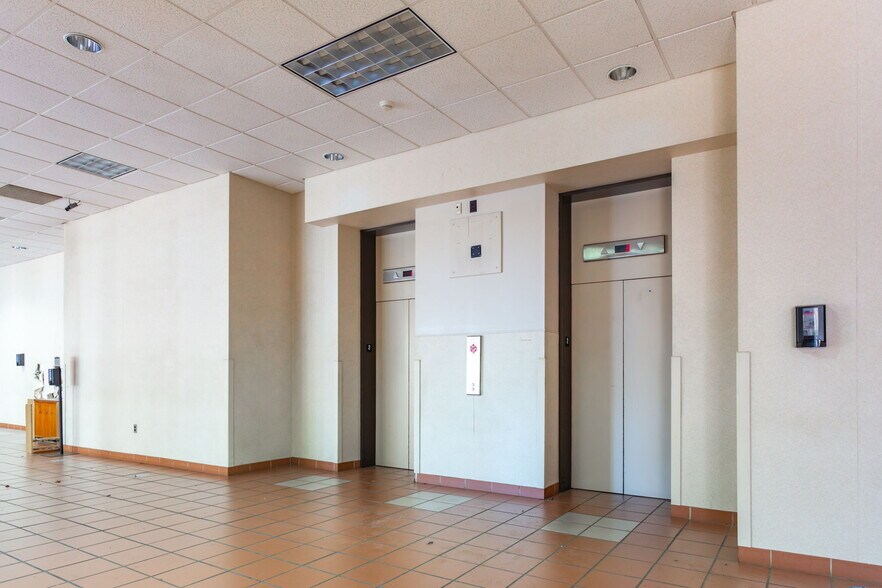 200 N Main St, Winston-Salem, NC à louer - Photo du bâtiment - Image 2 de 27