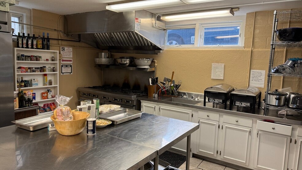 82 School St, Hyannis, MA à vendre - Photo du bâtiment - Image 3 de 7