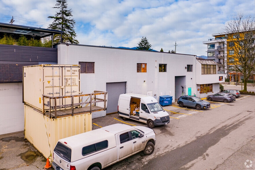 399 Mountain Hwy, North Vancouver District, BC for lease - Building Photo - Image 2 of 3