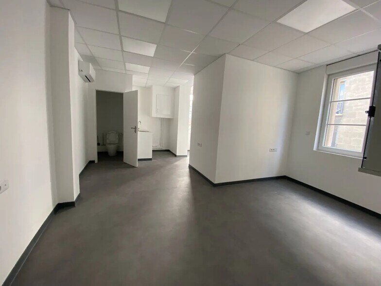 Office in Marseille for lease - Interior Photo - Image 2 of 9