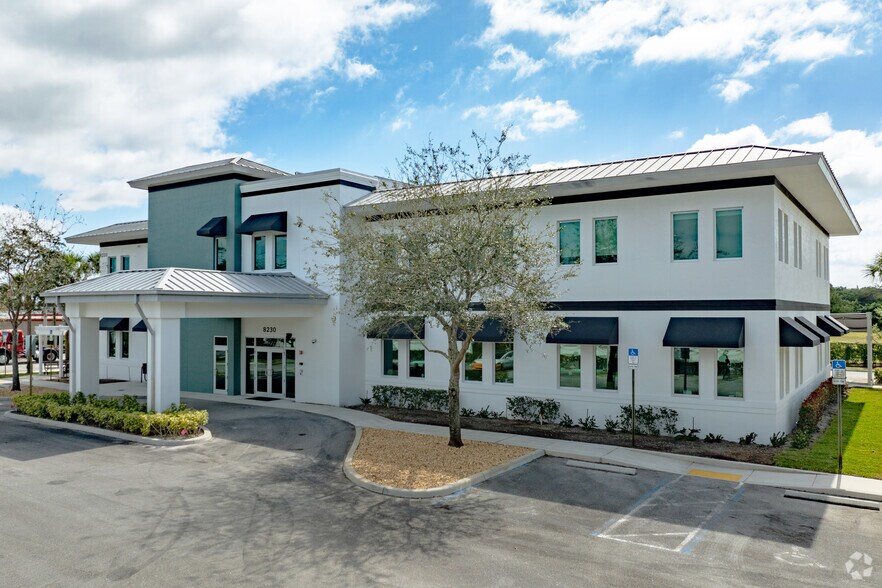 8230 210th St S, Boca Raton, FL à louer - Photo du bâtiment - Image 2 de 21