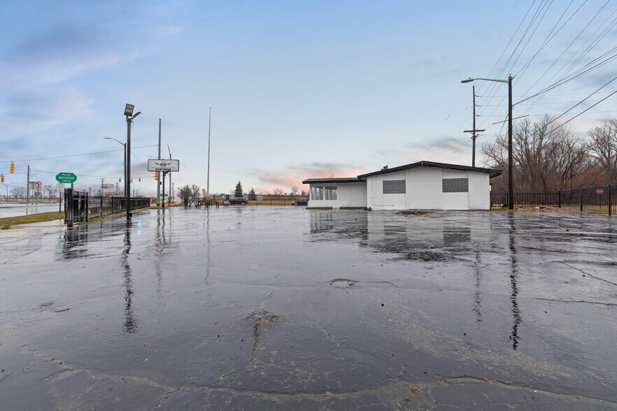 2020 Dixie Hwy, Waterford, MI à vendre - Photo du bâtiment - Image 3 de 18