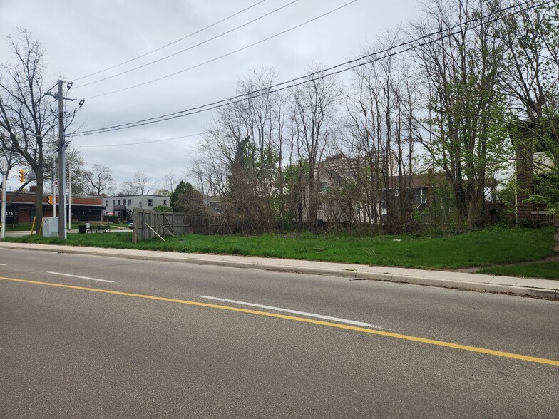 685 Brant St, Burlington, ON à vendre - Photo du bâtiment - Image 3 de 4