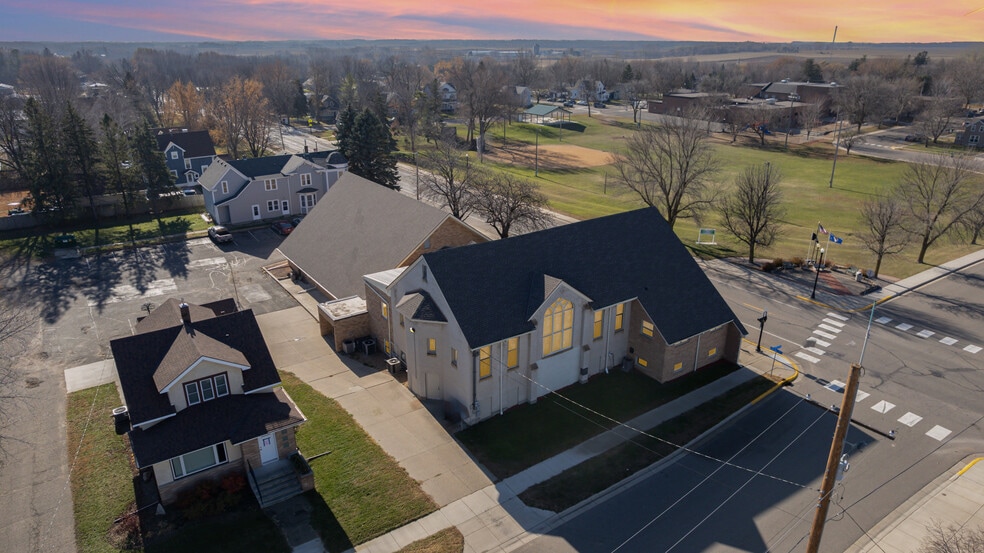 405 Broadway Ave S, Cokato, MN for sale - Building Photo - Image 1 of 58