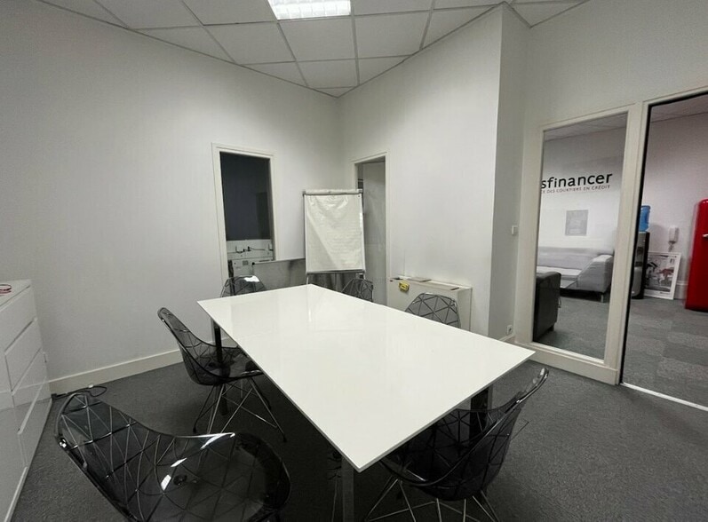 69 Rue Président Edouard Herriot, Lyon for lease - Interior Photo - Image 2 of 11