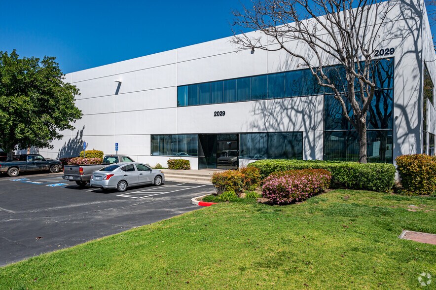 2019-2029 S Business Pky, Ontario, CA à louer - Photo du bâtiment - Image 1 de 7