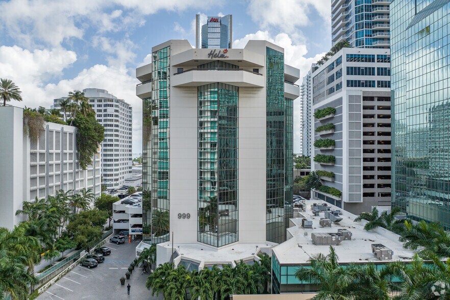 999 Brickell Ave, Miami, FL à louer - Photo du bâtiment - Image 2 de 11