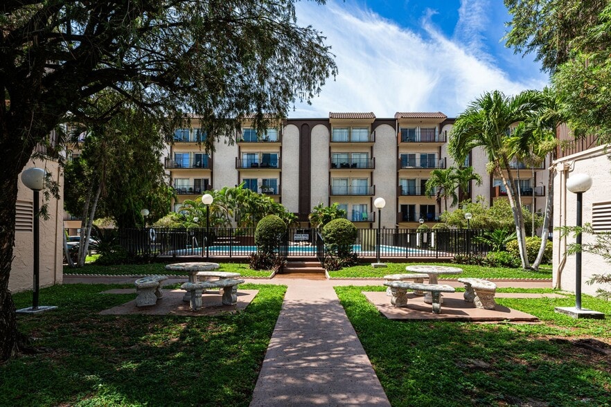 Four Residential Condo Investment Sale portfolio of 1 properties for sale on LoopNet.ca - Building Photo - Image 3 of 5