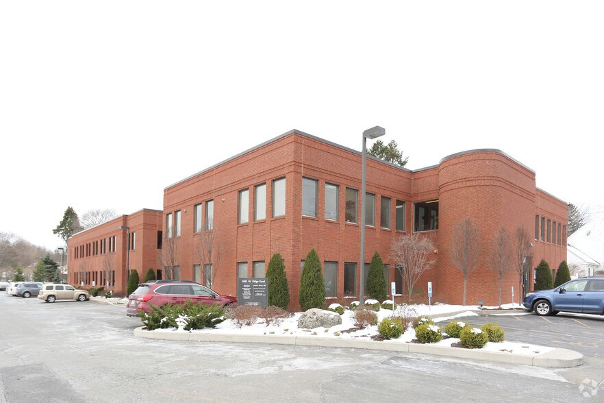 2081 W Ridge Rd, Rochester, NY à louer - Photo du bâtiment - Image 1 de 2