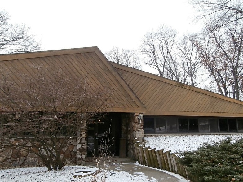 2423 American Ln, Madison, WI à vendre - Photo du bâtiment - Image 2 de 8