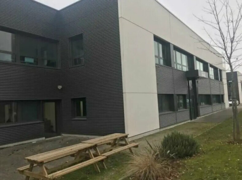 Bureau dans Saint-Priest à louer - Photo du bâtiment - Image 2 de 6