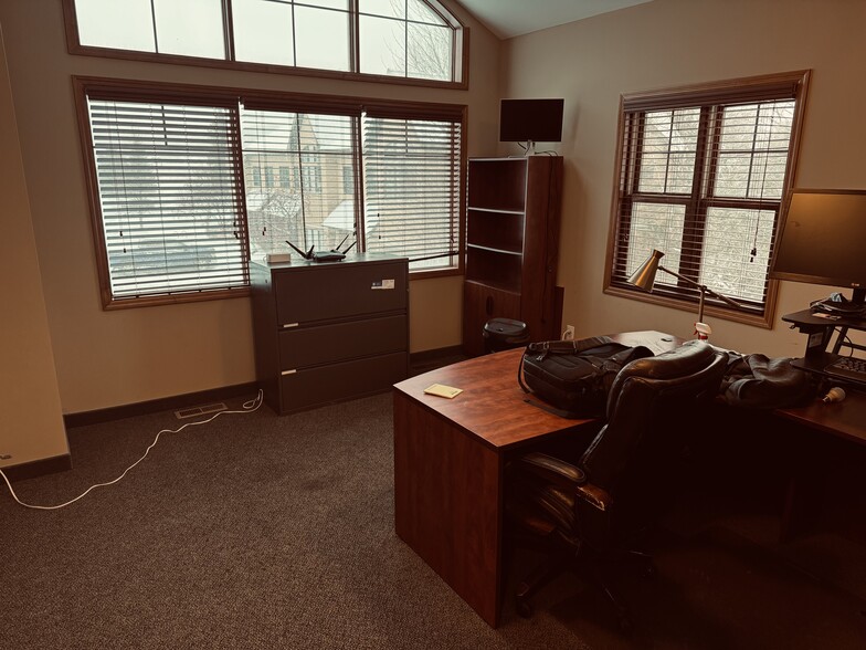 744 Southcross Dr W, Burnsville, MN à vendre - Photo du bâtiment - Image 3 de 9