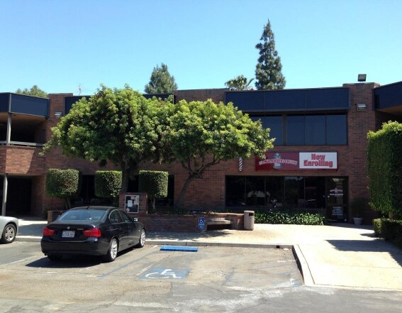 451 W Lincoln Ave, Anaheim, CA à louer - Photo du bâtiment - Image 1 de 4