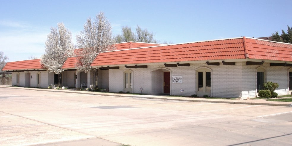 8150 E Douglas Ave, Wichita, KS for lease - Primary Photo - Image 1 of 13