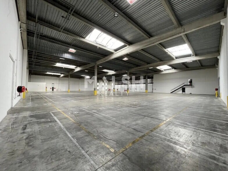 Office in Corbas for lease - Interior Photo - Image 3 of 13