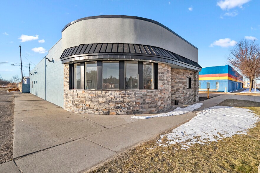 32413 Michigan Ave, Wayne, MI à louer - Photo du bâtiment - Image 2 de 51