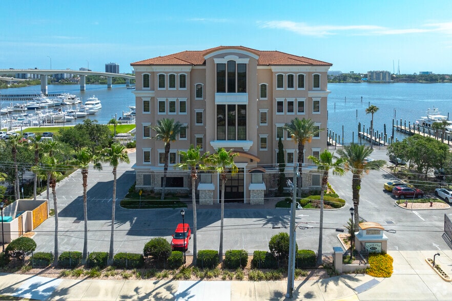 825 Ballough Rd, Daytona Beach, FL for lease - Building Photo - Image 2 of 6