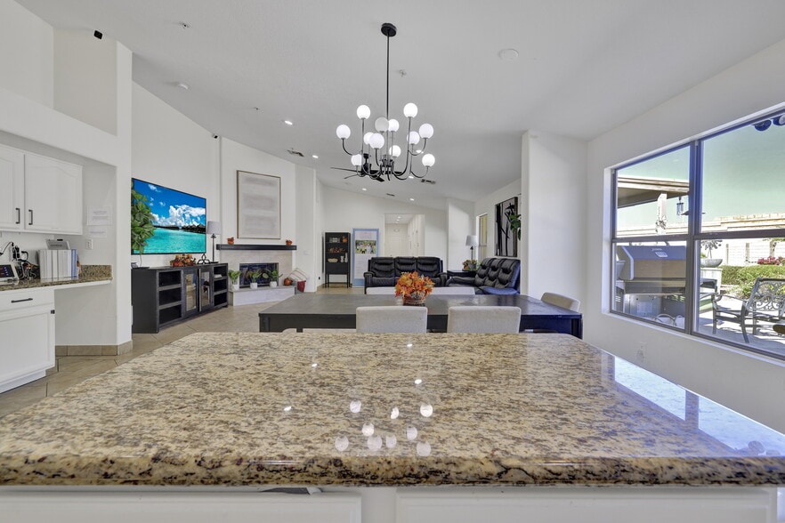 TURNKEY REMODELED PEORIA ALH, Peoria, AZ for sale - Primary Photo - Image 3 of 6
