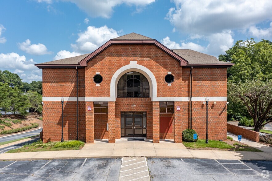 1221 Clairmont Rd, Decatur, GA à louer - Photo du bâtiment - Image 2 de 4
