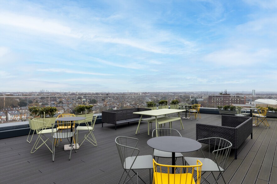 120 The Broadway, Londres à louer - Photo du bâtiment - Image 3 de 3