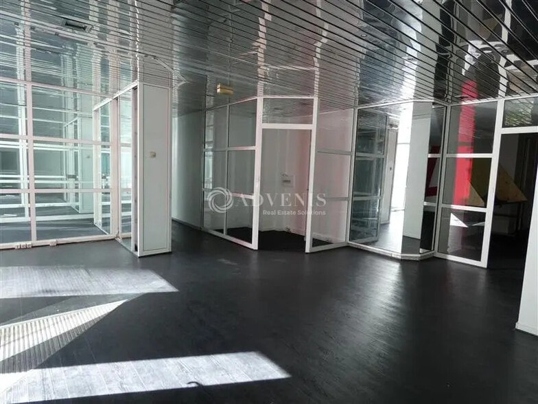Office in Suresnes for lease - Interior Photo - Image 2 of 9