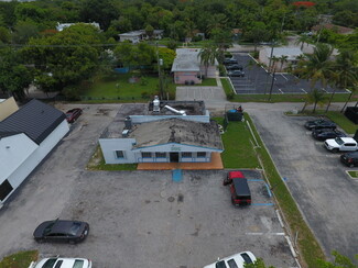 Plus de détails pour 975 NE 125th St, North Miami, FL - Vente au détail à louer