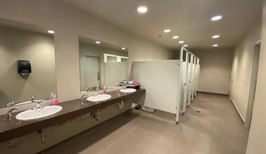 916-919 42nd Ave SE, Calgary, AB à louer Photo intérieure- Image 2 de 3