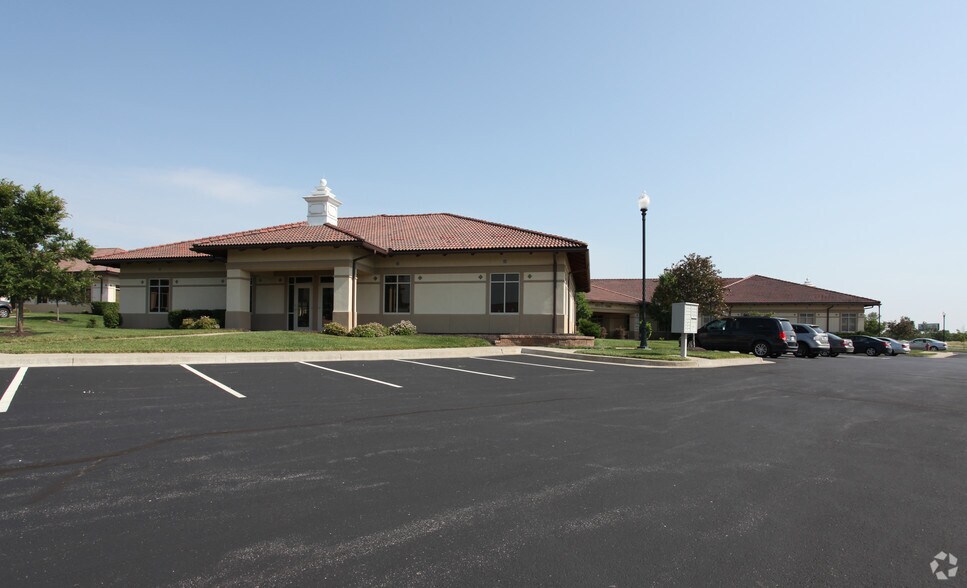 1411 E 104th St, Kansas City, MO for lease - Building Photo - Image 1 of 7